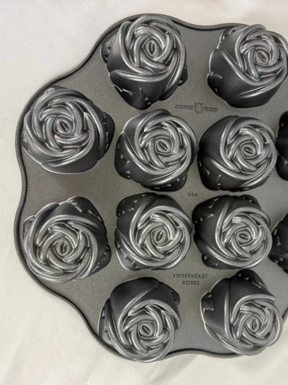 Nordic Ware Sweetheart Roses Cupcake 12 Cakelets Baking Pan Excellent